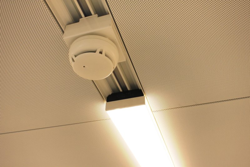 Zwischendecke aus Metall mit integrierter Beleuchtung